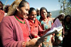 Læsegrupper i Nepal lærer kvinder som Nani Yogi at kende deres rettigheder og forsørge deres familier. Foto: Susanne Madsen, Mission Øst.