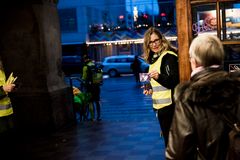Camilla Amstrup, privatdirektør i Codan, uddeler reflekser