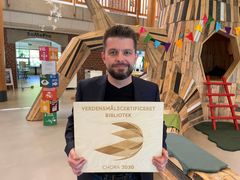 Formanden for Kultur & Fritidsudvalget, Jakob Lose,  ser det som en positiv gevinst, at bibliotekerne går forrest i den bæredygtige udvikling og har fået verdensmålscertifikatet. Foto: Esbjerg Kommune