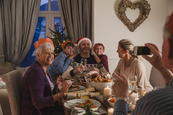 Det kan godt være, vi lige skal have et snapshot fra julemiddagen, men ellers er vi danskere ret gode til at lade mobilen blive i lommen juleaften.