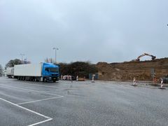 På rasteplads Ejer Bavnehøj Øst kommer der 14 nye p-pladser til lastbiler. Etableringen af pladserne kræver, at der bliver fjernet en god portion jord. Vi forsøger at begrænse generne for de besøgende. Foto: Vejdirektoratet