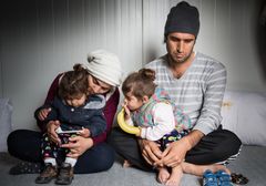 Karon, hans kone og deres to tvillinger har siddet i en lejr på Lesbos siden deres ankomst den 2. august 2016. Deres drøm var at nå øen for at starte et nyt liv. "Hvad jeg har set i Irak - det ønsker jeg ikke, at mine børn skal se. Det er derfor, vi forlod vores land, hvor alt er lammet, alt stoppet, er der intet liv ... Min sande drøm er, at mine børn vil leve i et smukt land, uden krig, uden blodsudgydelse. Dette er det eneste, jeg ønsker. " Foto: Læger uden Grænser(MSF)