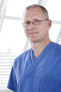 Ole Øder Rasmussen er en af landets mest erfarne speciallæger i kirurgisk gastroenterologi. Han opfordrer alle københavnere til hurtigst muligt at søge læge, hvis man oplever symptomer som kløe eller svie i endetarmsåbningen. Foto: PR.