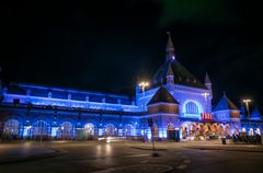 DSB Københavns Hovedbanegård lyser blåt i anledning af Børnenes Dag. Foto: Bjarke Ørsted