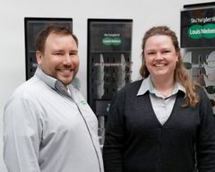 Butikschef Christian Hansen og chefoptiker Christel Kruse åbner den 22. november en flottere butik i Farum.