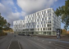 Mandag d. 2. november 2015 slog Microsoft dørene op for deres nye danske hovedkontor i Lyngby. I tæt samarbejde med Microsoft og Henning Larsen Architects har ALECTIA skabt en bygning, der ikke blot efterlever Microsofts globale krav til domiciler, men også sætter nye internationale standarder for indretning og bæredygtighed.
