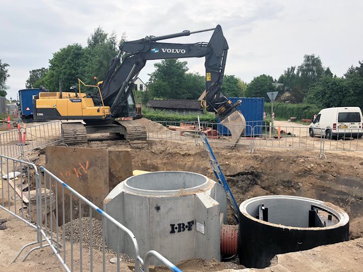 Fra august 2022 og til udgangen af 2023 bliver der gravet og etableret nye kloakker i Flemløse. Der bliver også etableret regnvandsbassiner, som skal håndtere fremtidens stigende mængder nedbør. Foto: Assens Forsyning A/S.