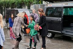 PlanBørnefondens bestyrelsesformand, Stine Bosse, tager imod Farzana og Kronprinsessen ved Gasværksvejens Skole. Foto: PlanBørnefonden/Niels Busch