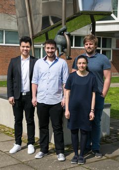 Fra venstre: De to forskere, Sebastian Bao Dinh Bui og Torben Petersen samt vejlederne på projektet, lektor Parisa Gazerani og Ph.d.-studerende Jeppe Nørgaard Poulsen.