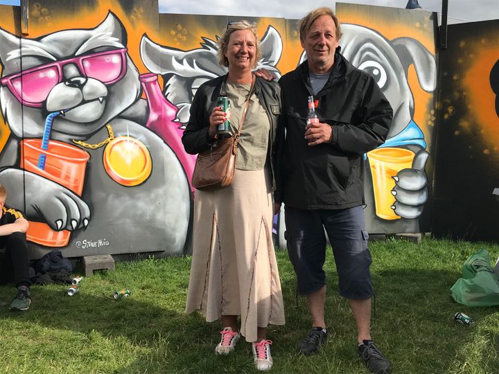 Heidi Schütt Larsen og Jan Bechmann mødtes på Roskilde Festivalen for at markere det gode samarbejde om håndteringen af dåser uden pant.