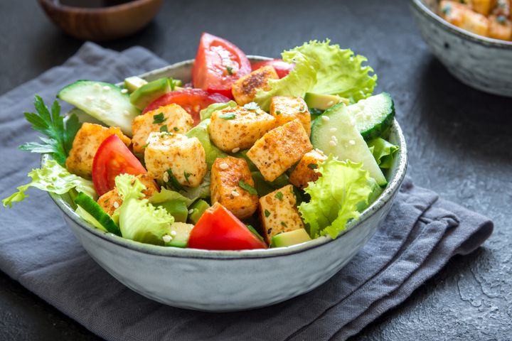 Den protein, som forskerne forvandler CO2'en til, kan eksempelvis laves til tofu. Her er det en skål med stegt tofu og salat. Tanken er dog at udvikle helt nye fødevarer fra proteinet i fremtiden. Foto: Colourbox