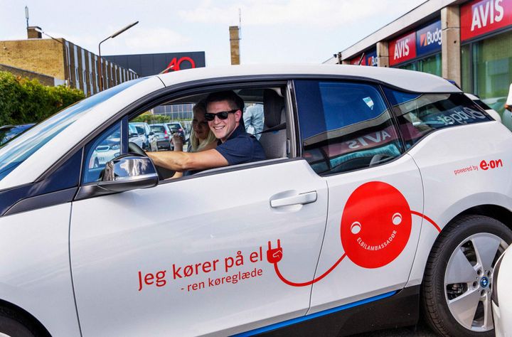 Foto: Thomas Tolstrup. Elbil-ambassadør i sin nye BMW i3 elbil.