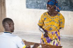 Folkekirkens Nødhjælp uddeler penge til familier i Malawi. Enten er det kontanter i konvolutter eller via mobilen. Arkivfoto.