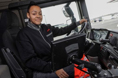 Maria Anastasia Lee Sørensen valgte at blive lærling hos OK, da hun synes godt om variationen i arbejdet som tankvognschauffør. Fotograf Ole Hartmann Schmidt