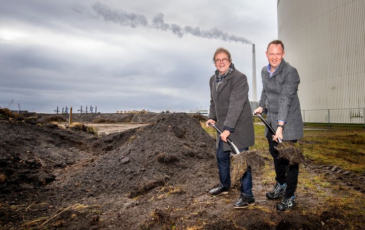 Bestyrelsesformand hos DIN Forsyning Anders Linde og borgmester Jesper Frost Rasmussen tog det første spadestik til Danmarks største havvands-varmepumpe.