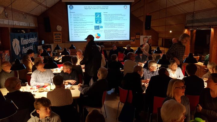 Klimabevægelsen i Rudersdal inviterede til vælgermøde om klima med oplæg og diskussioner omkring bordene. Foto: Klimabevægelsen