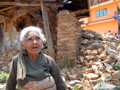 Ujjaili er enke på 84 år og lever af at tigge. Hendes hus blev totalt ødelagt af jordskælvet. Mission Østs medarbejdere sikrede, at Ujjaili og landsbyens andre ældre fik nødhjælp.