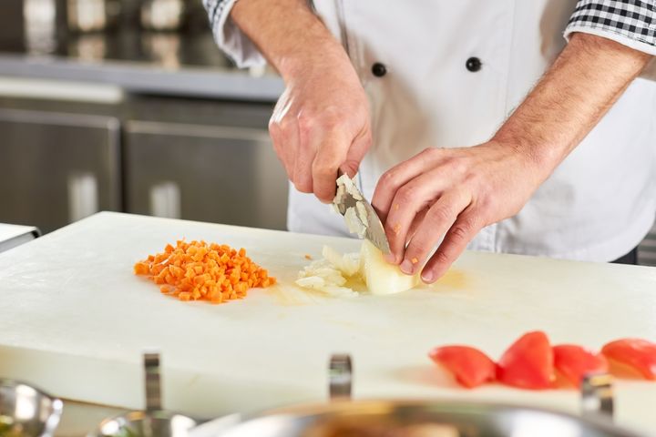 At skære grøntsager kan være et hårdt og nedslidende arbejde for ansatte i restauranter og storkøkkener. Nu er en dansk robot-kokkekniv snart på markedet – godt hjulpet af et innovativt regionalfondsprojekt på Sjælland. Foto: Colourbox
