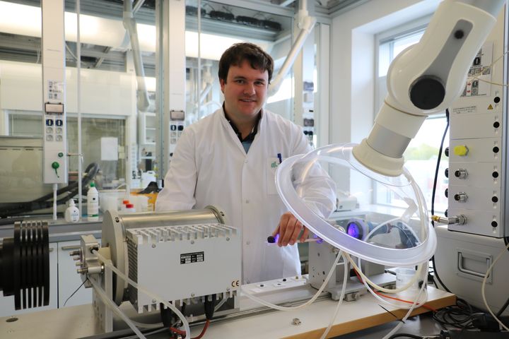 Martin Bonderup Østergaard ved varmemikroskopet. Foto: Camilla Kristensen, AAU