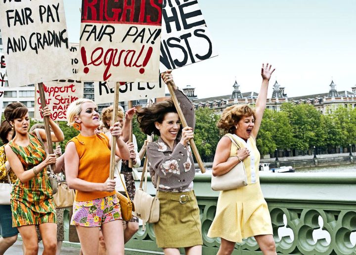 "Det stærke køn" handler om en gruppe viljestærke kvinder, der i året 1968 valgte at trodse normerne og sine arbejdsgivere i kampen om ligeløn mellem kønnene i et særdeles mandschauvinistisk England.