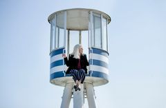 Pia Jette Hansen i Arne Jacobsens udkigstårn på Bellevue Strand. Foto: Christina Hauschildt