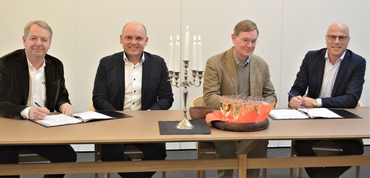 Fra venstre: Adm. direktør for Norlys Niels Duedahl (på vegne af direktør for Eniig Fiber A/S Jesper Barslund), formand for Eniig Fiber A/S Mads Brøgger, formand for Nord Energi Fiber A/S Jens Møller Lee og direktør for Nord Energi Fiber A/S Christian Lauritsen.