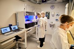 Den brugervenlige, danskudviklede flowbot spiller hver måned en rolle i analysen af op mod en million coronaprøver i europæiske laboratorier.