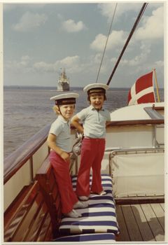 De to små prinser på soldækket på Kongeskibet, 1973,  Den Kongelige Fotografisamling