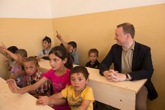 Michael Aastrup Jensen (V) følger med i flygtningebørnenes undervisning, der skal hjælpe dem med at indhente tabte skolekundskaber.