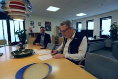 Ishøjs borgmester Ole Bjørstorp skriver under på kontrakten med Region Hovedstaden om et vaccinationscenter i Ishøj.
