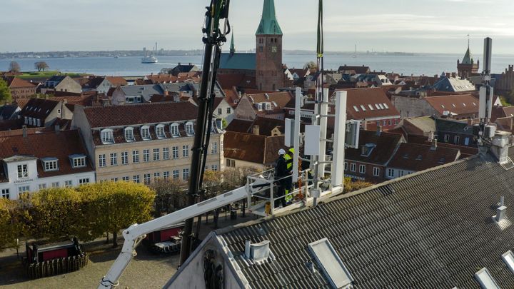 TDC NET åbner nu et stort 5G-pilotprojekt i Helsingør kommune. Udrulningen af 5G begyndte i oktober på Sjælland, og alle 3.854 master i TDC NETs mobilnetværk vil blive opgraderet til 5G. Det betyder også en opgradering af det eksisterende 2G-, 3G- og 4G-netværk.
