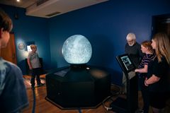 På Steno Museet kan gæsterne rejse til fjerne planeter i sommerferien. Credit: Søren Kjeldgaard og Science Museerne