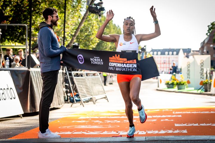 Tsehay Gemechu sets a new race record in 65:08