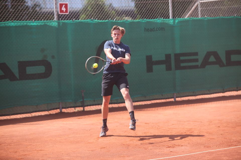 Tennis turneringen for Danmarksmesterskabet er begyndt tidligt ifølge Danmarks Idrætsforbund.