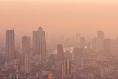 Bangkok er et de steder, hvor der er store problemer med luftforurening. Smoggen ligger her tykt over byen. Smog skyldes primært ozon og støvpartikler, som lægger sig som en tåge over byen. Foto: Colourbox