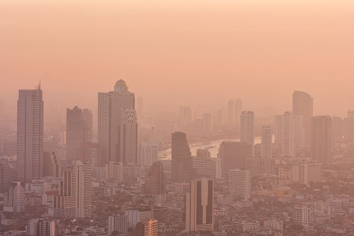 Bangkok er et de steder, hvor der er store problemer med luftforurening. Smoggen ligger her tykt over byen. Smog skyldes primært ozon og støvpartikler, som lægger sig som en tåge over byen. Foto: Colourbox
