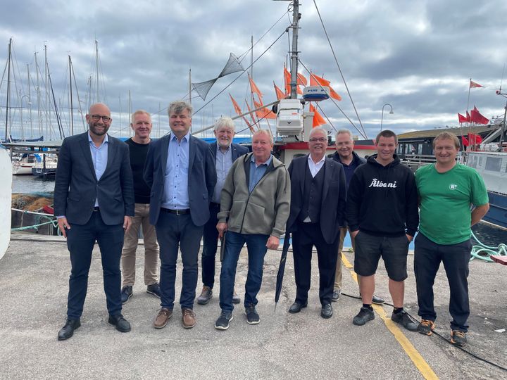 Rasmus Prehn (t.v.), minister for Fødevarer, Landbrug og Fiskeri, på Sletten Havn sammen med lokale fiskere, samt borgmester Thomas Lykke Pedersen og udvalgsformand Per Frost Henriksen.