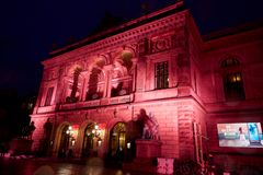 Det Kongelige Teater lyser pink.