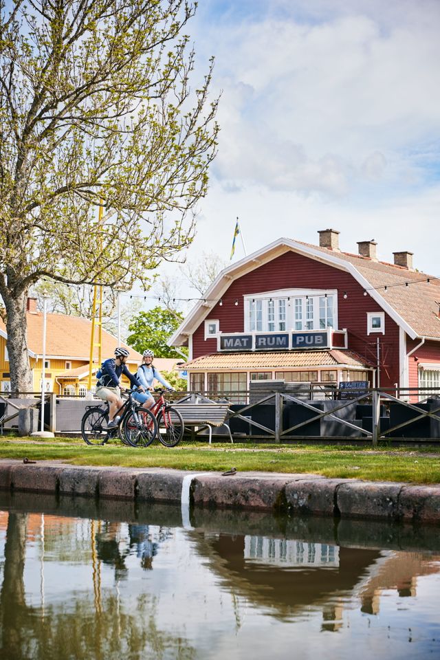 Cykeltur under blå himmel ved Vanerleden