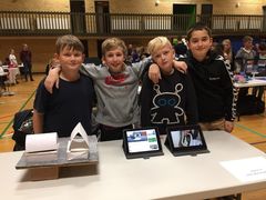 SUGENDE ASFALT: Mathias, Jonas, Noah og Victor fra 6.b på Marienhoffskolen mener at fremtiden skal reddes med sugende asfalt og opsamling af regnvand til genanvendelse. Drengene gik med 2. pladsen videre til landsfinalen i Fredericia