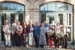 Modtagerne af årets priser og medlemmerne af bedømmelsesudvalget, som overrakte priserne mandag til Arkitekturens Dag på Rønnebæksholm