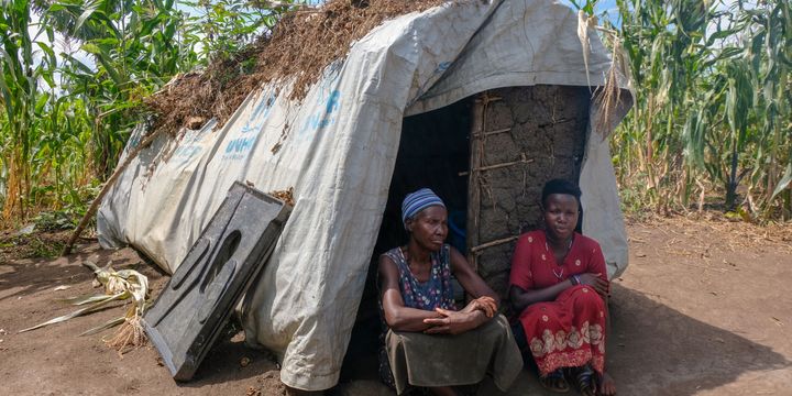 Alphonsina Nyirabuseruka og hendes barnebarn er kommet til området Kyaka II som flygtninge fra DR Congo. Alphonsina vil komme i betragtning som modtager af et hus, når danskerne begynder at købe...
(Foto: ADRA Uganda)
