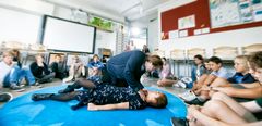 Billederne kan frit benyttes ved kreditering af fotograf, Per Morten Abrahamsen og Krig – i børnehøjde