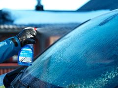 Er det koldt og uoverskueligt at skrabe is af ruden en tidlig morgen, kan man bruge en de-icer spray, som på få minutter får isen til at smelte. Foto: PR.