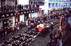 Frederik 9.s begravelsesoptog gennem Algade den 24. januar 1972. Foto: Lise Evers
