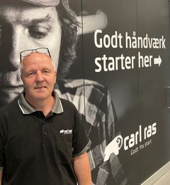 "54-årige Bent Kristiansen, der bor i Fårevejle, er nyansat butikssælger i Carl Ras’ nye engroscenter i Holbæk. Han startede som helt ung i lære som isenkræmmer hos den lokale værktøjsgrossist ’Bjørn’ i Holbæk. Siden da har han også arbejdet som butikssælger i STARK’s håndværkerbutik i Holbæk og hos XL Byg i Hørve og kan i dag tælle 36-års erfaring med isenkram i håndværkerbranchen og i Holbæk by og omegn."