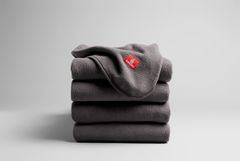 Emirates' lune fleece-tæpper er lavet af rPET fra genanvendte plastikflasker. På seks år har den indsats givet nyt liv til 95 millioner plastikflasker!
