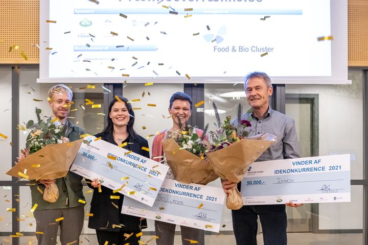 De tre vinderprojekter i Food&Bio Cluster Denmarks Idékonkurrence fra højre Ejner Læssøe Madsen fra virksomheden Imajii, Line LIndhardt Pedersen fra BellyFood, Andrea Donau Lauridsen og Mikkel Dupont fra FÆRM