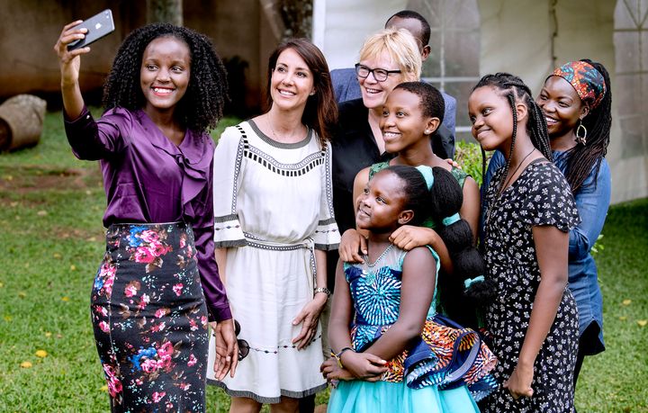 Vanessa Nakate tager et billede sammen med Prinsesse Marie og generalsekretær Birgitte Qvist-Sørensen i selskab med de fire andre klimaforkæmpere. Foto: Bax Lindhardt/Folkekirkens Nødhjælp