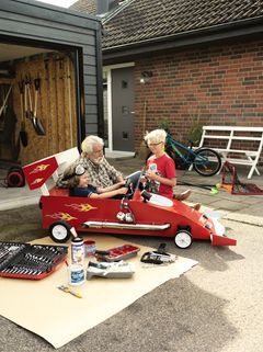 Lad kreativiteten flyde under åben himmel, og byg sammen en sæbekassebil eller andre sjove projekter. Foto: PR.